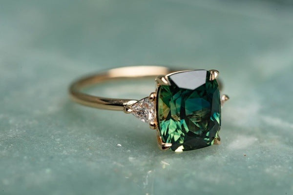 Ring with Green Gemstone in Vintage Style | Gold