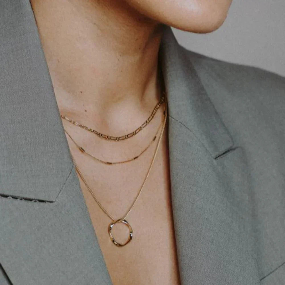 Three-strand necklace with open circle | Gold