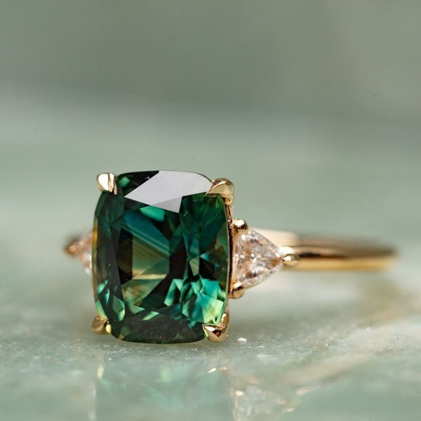 Ring with Green Gemstone in Vintage Style | Gold